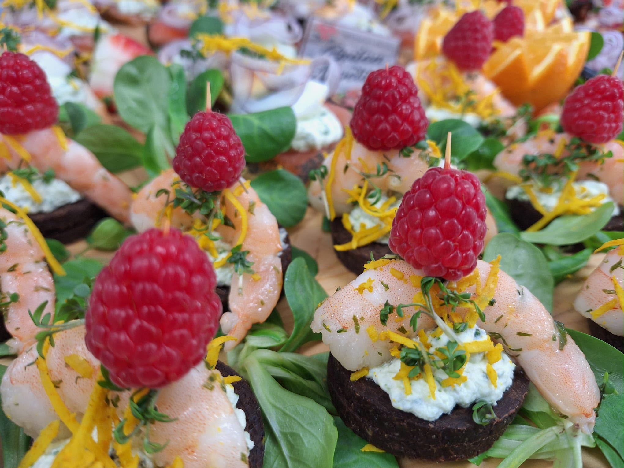 Canapés mit Garnele, Frischkäse und Himbeere vom Partyservice Schosser